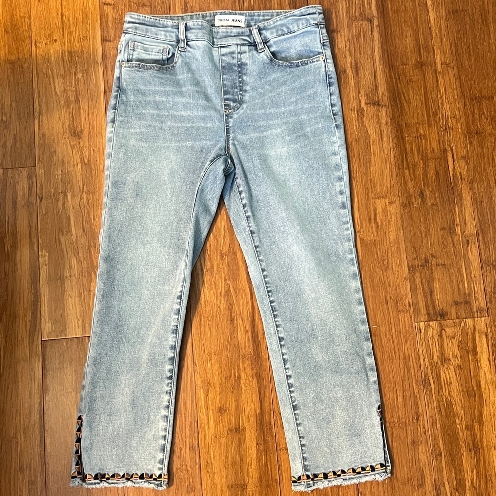 Tribal Jeans, Pull-on Capri Jeggings, Embroidery on ankles, Sz. 6P, EUC